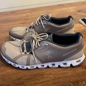 OnCloud running shoes. Men’s size 9.5 Excellent condition.